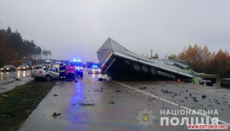 Под Житомиром фура раздавила легковушку, которая вылетела на встречную полосу