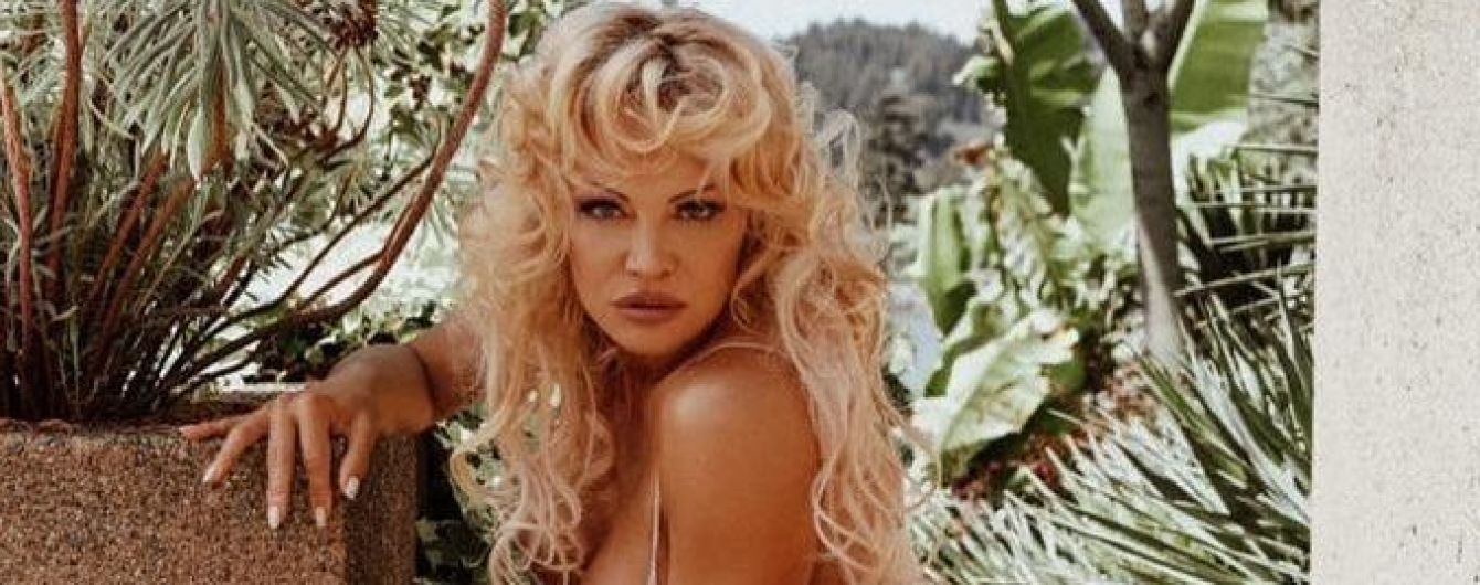 Очень откровенно: Памела Андерсон позировала в белом мини-платье