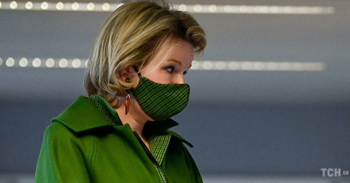 В зеленом пальто и крокодиловых туфлях: королева Матильда в эффектном луке приехала в госпиталь