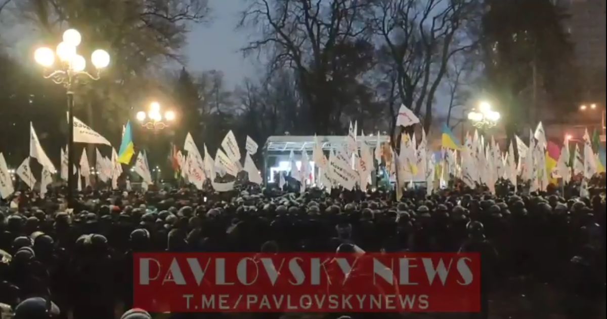 Штурм Ради припинили: активісти очікують наступного засідання парламенту