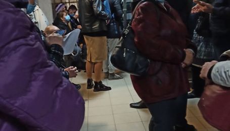 "О 8:00 була 99-ю": у Запоріжжі люди стоять у тисняві цілий день, аби здати ПЛР-тест