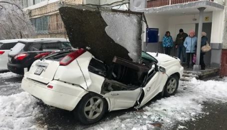 В России бетонная плита с 9-этажки раздавила новенький автомобиль