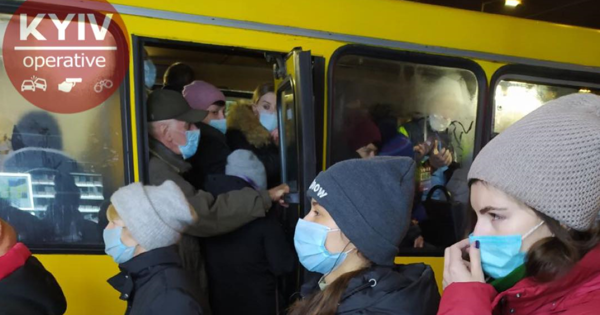 "Поможет только локдаун": в Сети обсуждают фото переполненной маршрутки в Киеве