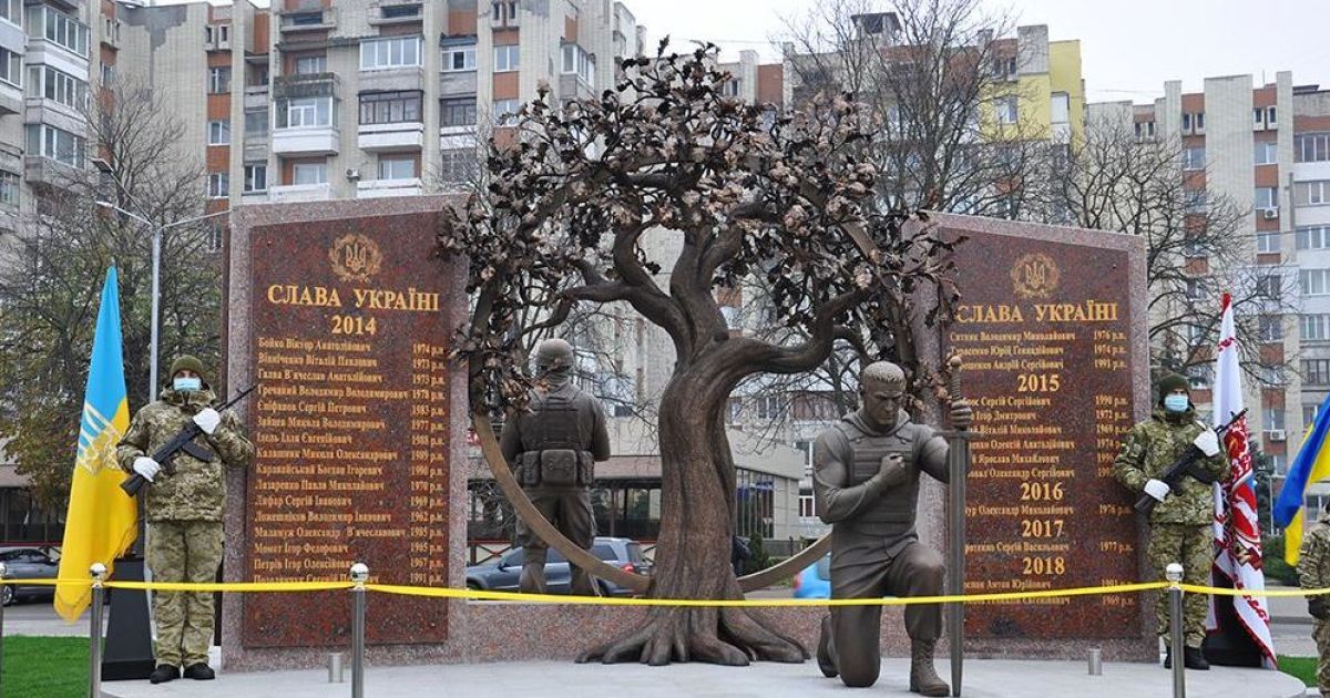 Фаєри, димові шашки, сльози та море квітів: у Черкасах відкрили меморіал загиблим на Донбасі воїнам
