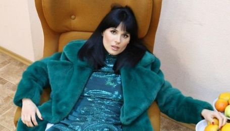 В темно-бирюзовой шубе и блестящем платье: Маша Ефросинина в гламурном луке разлеглась на кресле