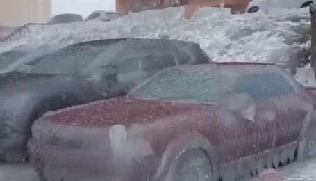 Дощ у російському Владивостоці перетворив все навкруги на крижані скульптури