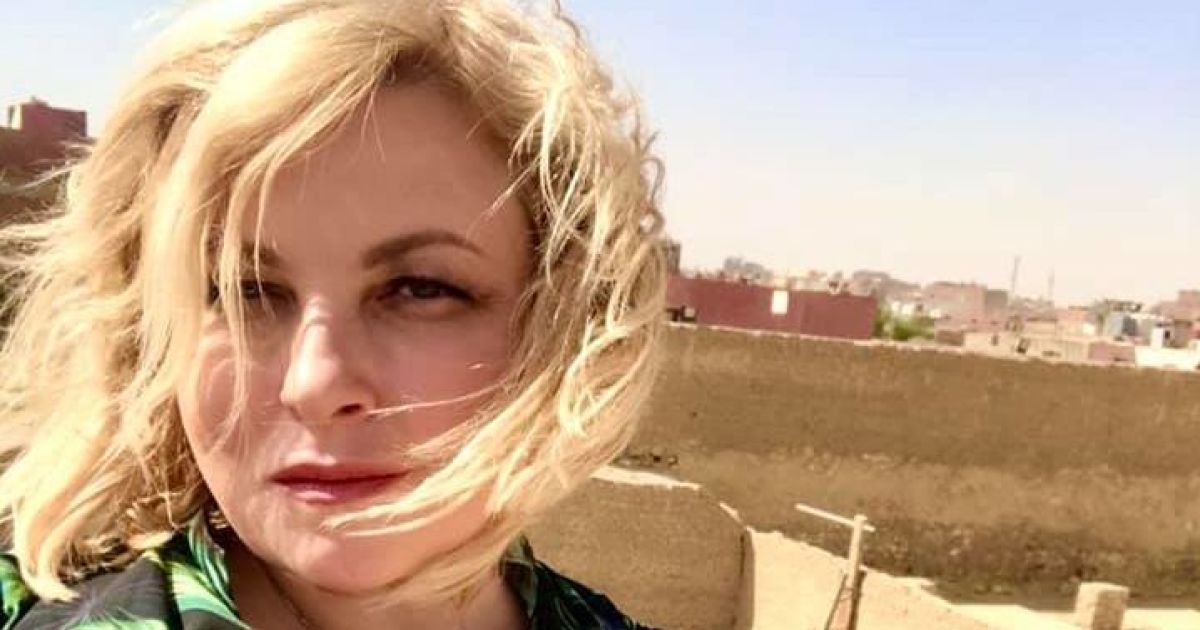 Отдых продолжается: Мария Бурмака в красном платье позировала в ночной пустыне