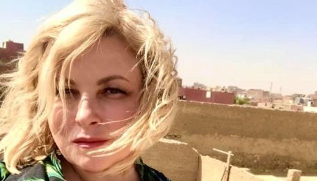 Отдых продолжается: Мария Бурмака в красном платье позировала в ночной пустыне