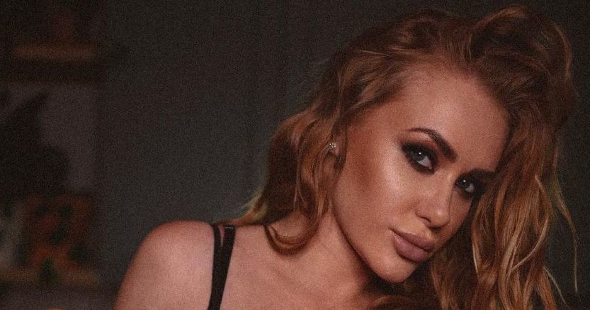 У чорному боді та з насиченим макіяжем: сексуальна Слава Камінська сфотографувалася на кухні