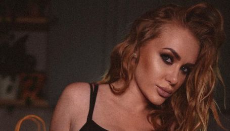 У чорному боді та з насиченим макіяжем: сексуальна Слава Камінська сфотографувалася на кухні