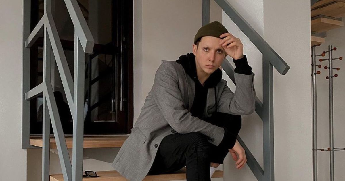 Невпізнаваний MELOVIN без брів у шапці позував на сходинках
