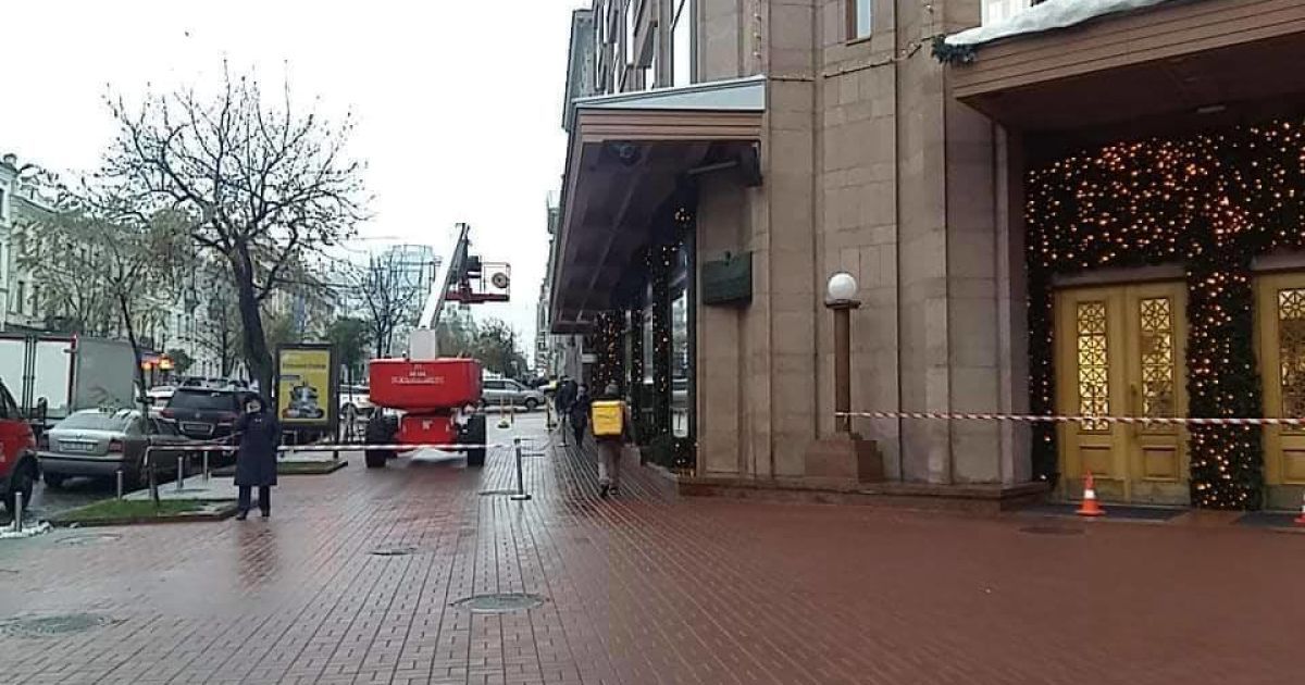 В киевском ЦУМе ищут взрывчатку