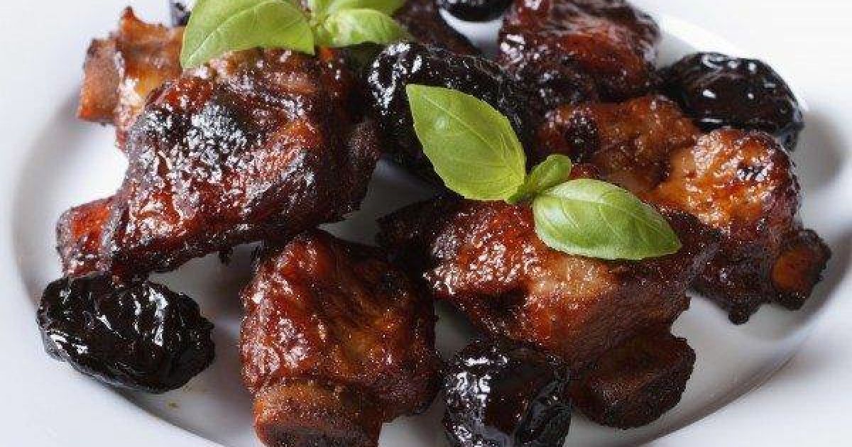 Ребрышки с черносливом и медом по-львовски