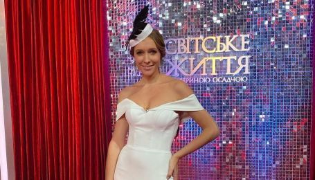 У сукні з оголеними плечима та капелюсі з пером: елегантна Катя Осадча на зніманнях