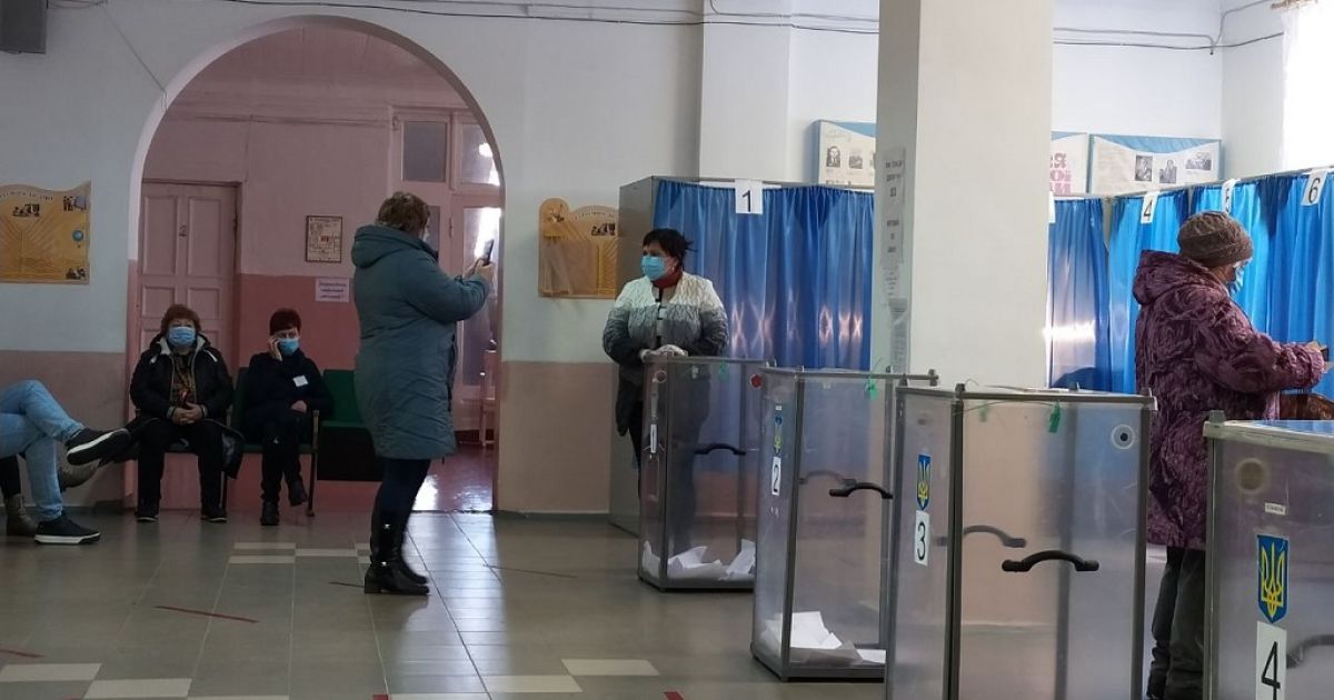 На Донеччині виборці фотографуються на дільницях для участі у розіграші iPhone 12