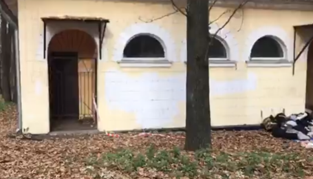 В уборной одного из парков Киева нашли мертвой полураздетую женщину