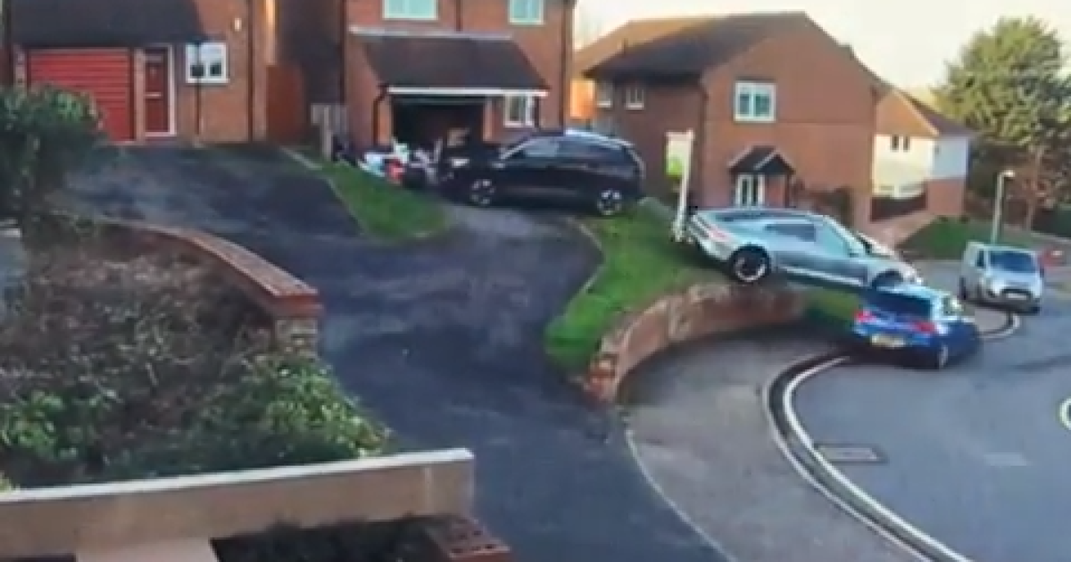 Водитель Porsche Taycan на ровном месте снес два авто, когда пытался заехать в гараж: видео