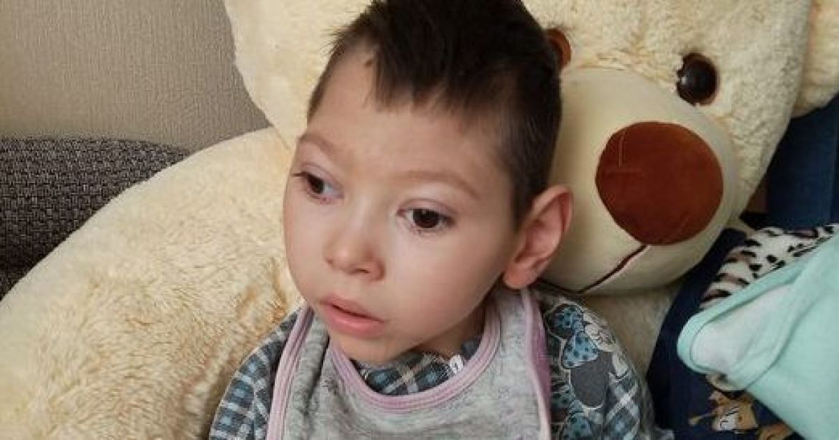 Ілля страждає через сильну епілепсію і спастику: дитині потрібна допомога спеціалістів