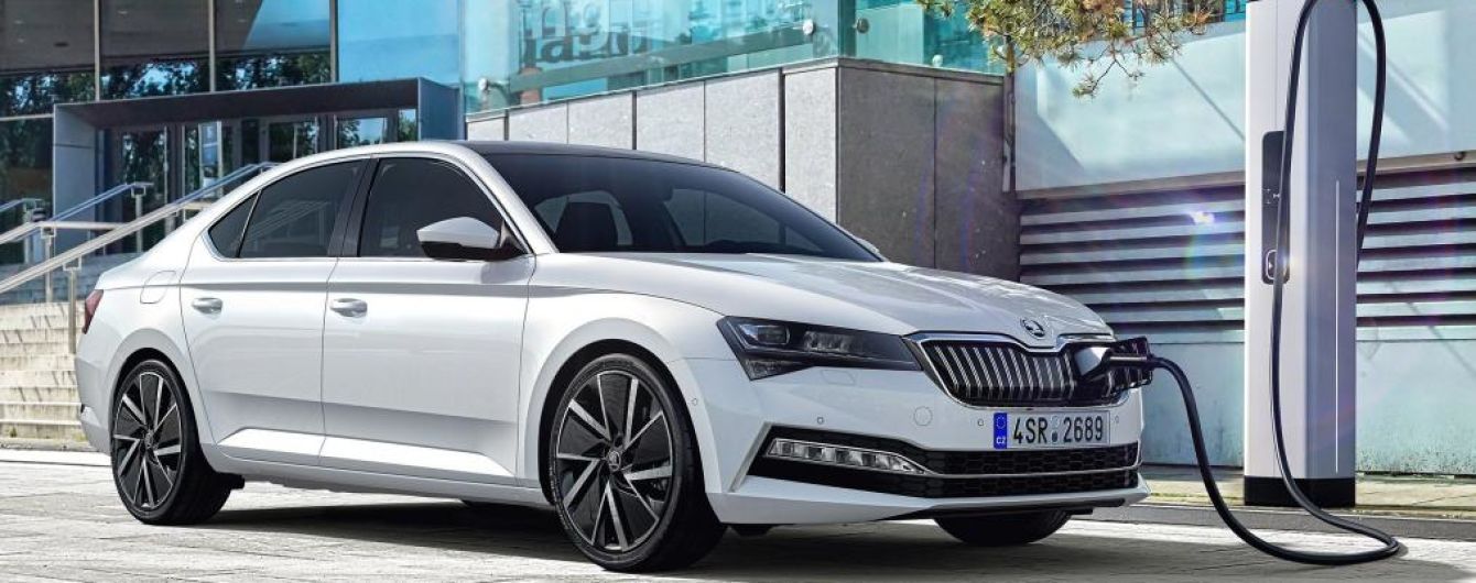 Водію Skoda Superb дозволять керувати двома авто одночасно