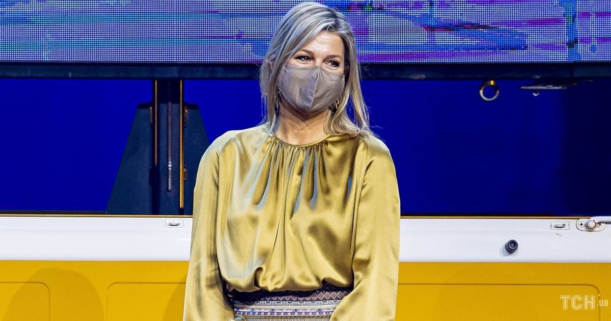 В золотой блузке и юбке с орнаментом: королева Максима на церемонии в Амстердаме