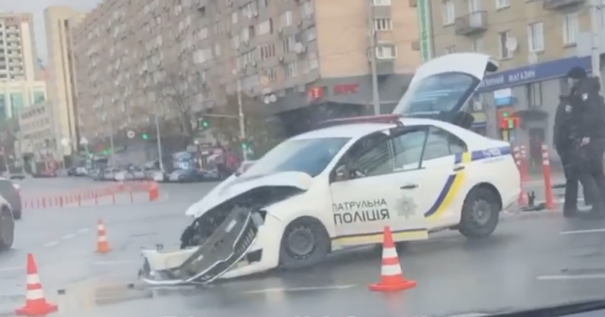 В Киеве на площади Победы произошло ДТП с участием патрульных на Skoda и Audi: появилось видео