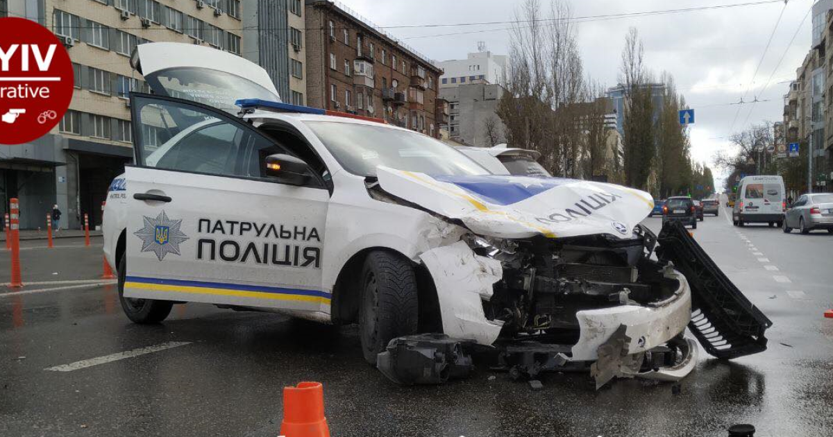 Оприлюднено відео, як столичні патрульні мчали на виклик і розбили свою автівку