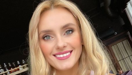 У рожевому купальнику та з усмішкою: Ірина Федишин показала селфі з автівки