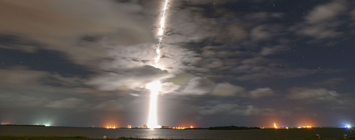 Ракета SpaceX успешно вывела на орбиту очередную порцию интернет-зондов для "глобального Wi-Fi"