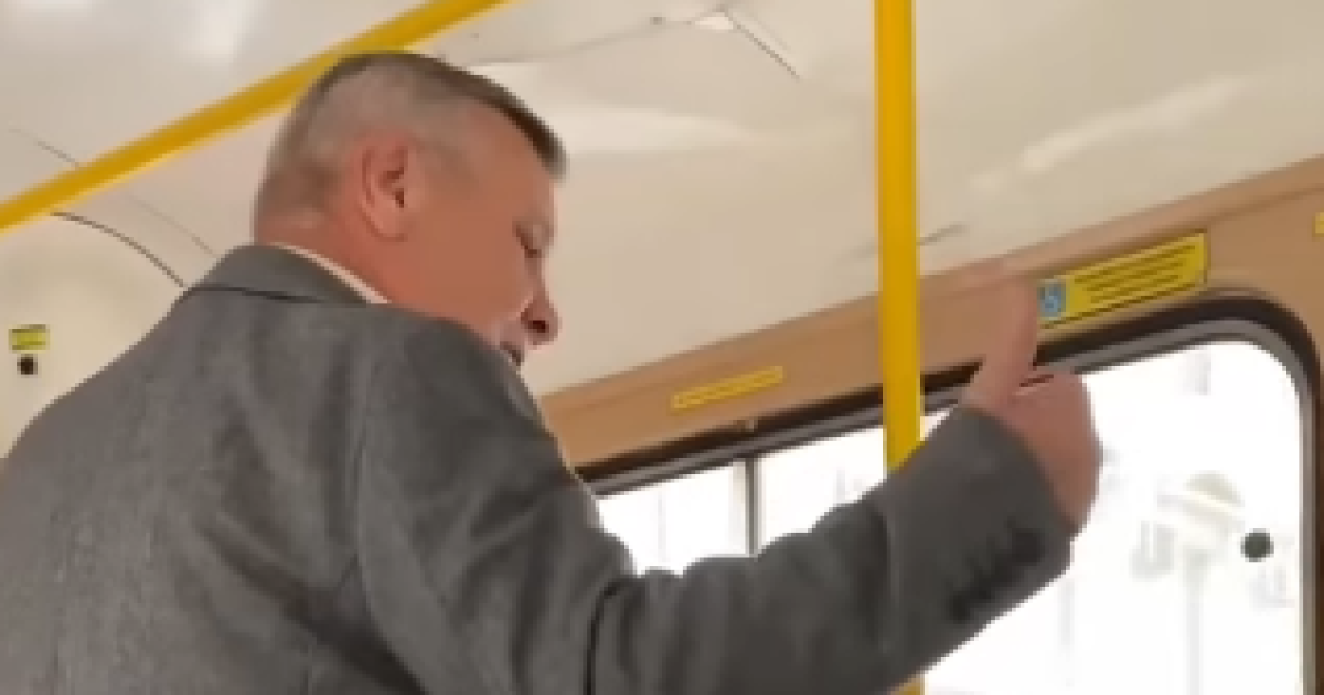 "Зараз я тобі влаштую!": в Одесі чоловік накинувся на українськомовну жінку (відео)