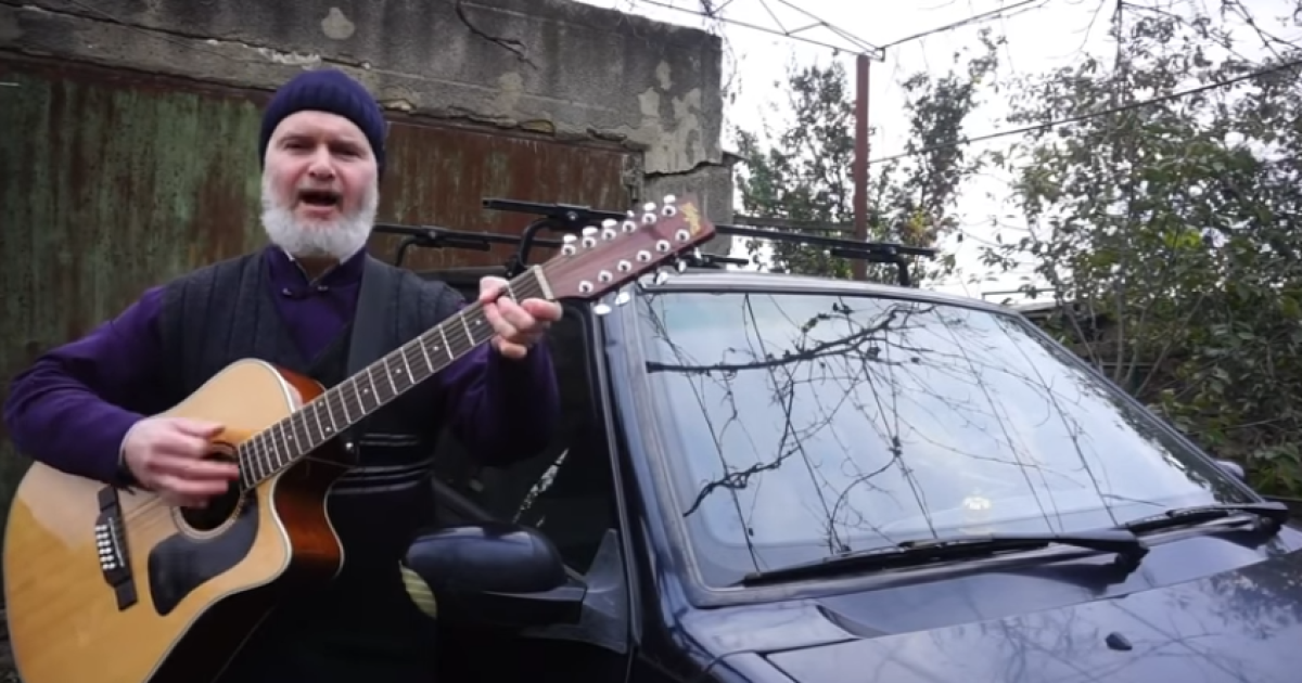 В Одеській області священник заспівав про погані дороги: відео