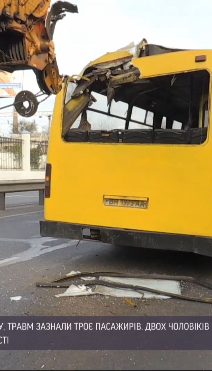 В Одесі автокран в'їхав стрілою у салон маршрутки, є травмовані