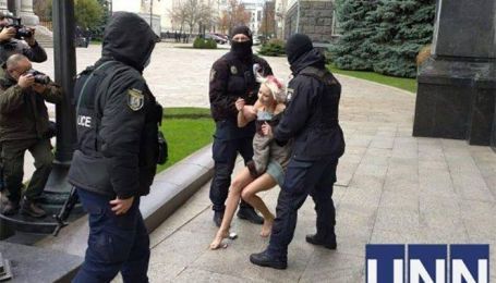 Под Офисом президента полиция задержала голую девушку