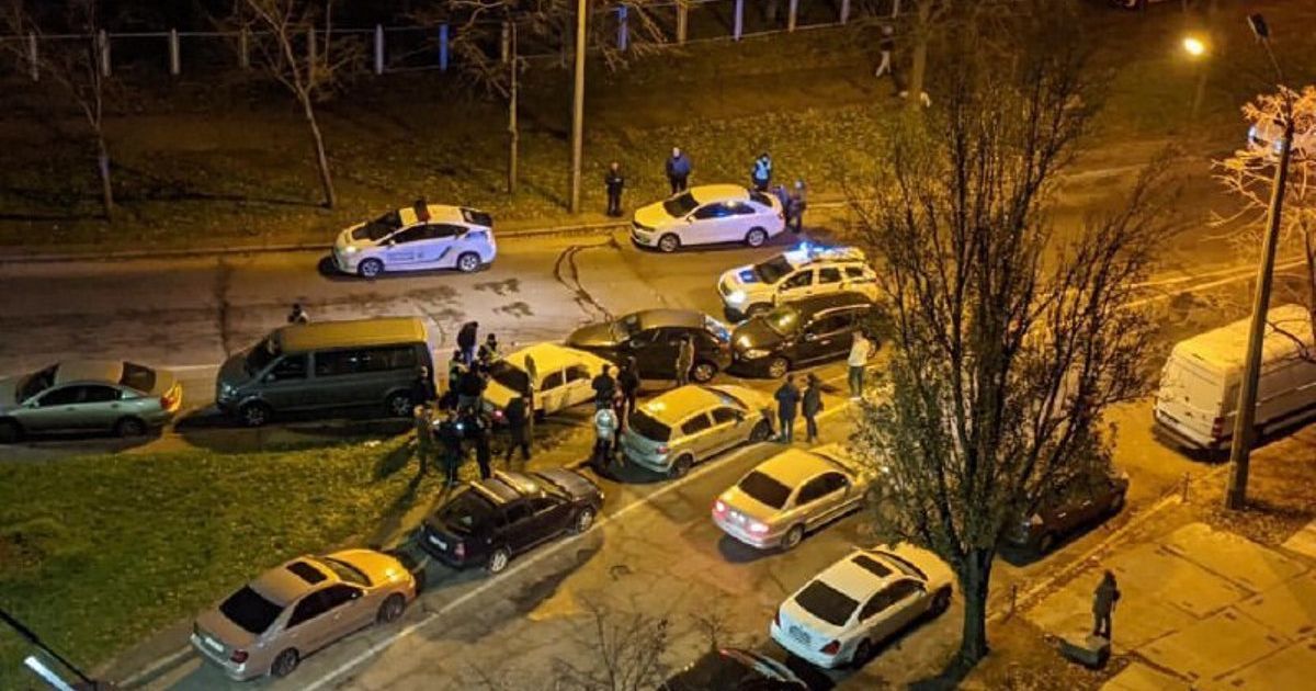 В Киеве водитель "Жигули" во время бегства от полиции протаранил несколько авто: появилось видео