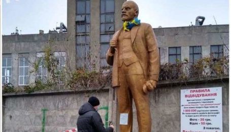 В Киеве установили памятник Ленину, но ненадолго