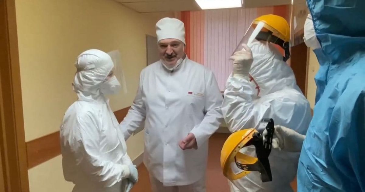У медичному костюмі, але з маскою на підборідді: Лукашенко приїхав у коронавірусну лікарню і знехтував безпекою