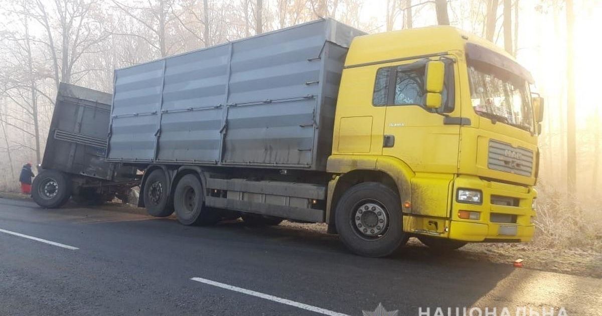 На Буковине прицеп грузовика снес микроавтобус: погиб полицейский