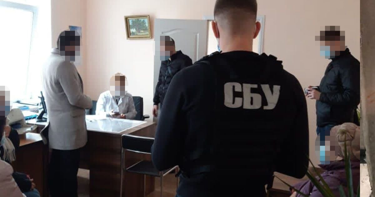 40 тысяч гривен за группу инвалидности: в Киеве на взятке задержали двух врачей