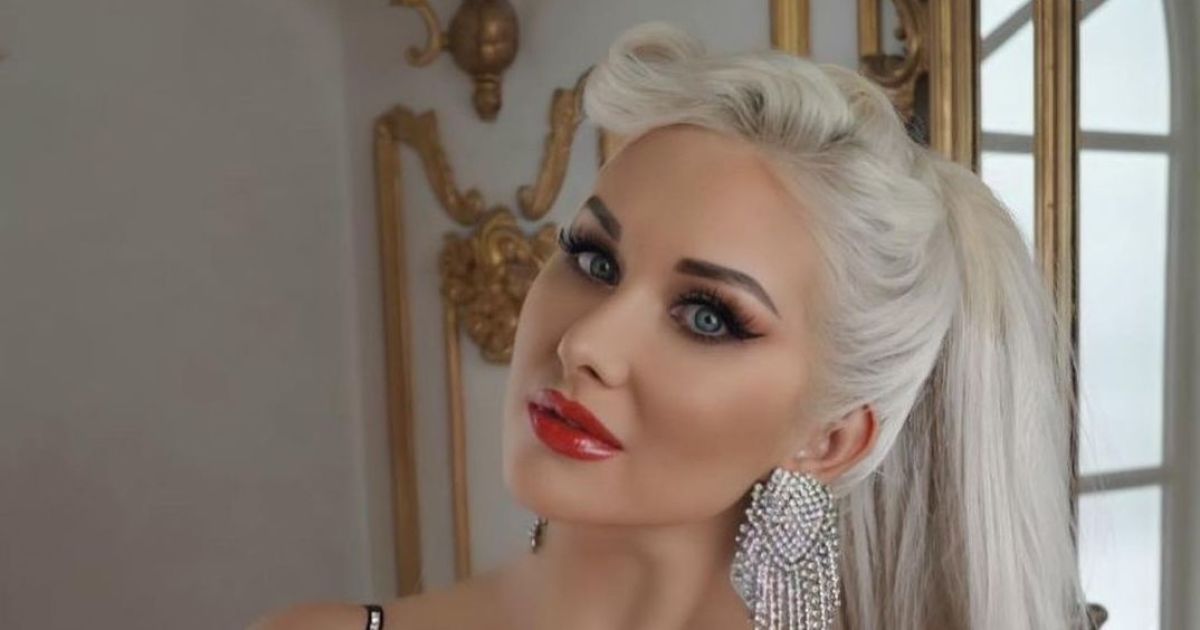 Екатерина Бужинская в мини-платье засветила аппетитный бюст