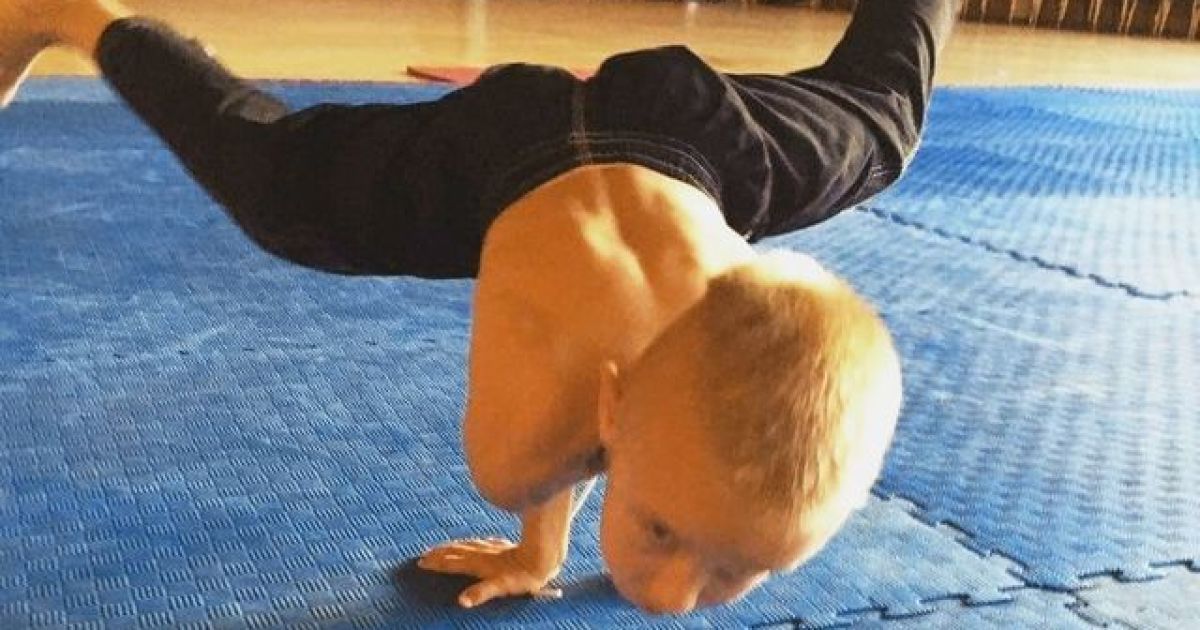 9-летний мальчик из Киевской области установил рекорд по отжима на одной руке