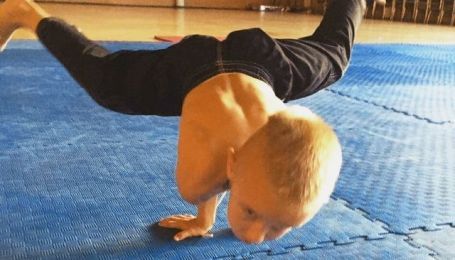 9-летний мальчик из Киевской области установил рекорд по отжима на одной руке