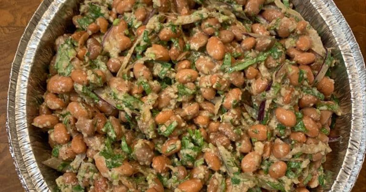Сытый завтрак: салат с фасолью и грибами