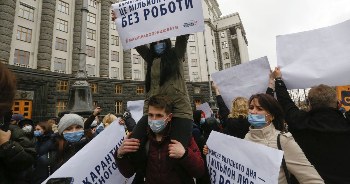 Повний локдаун на новорічні свята може серйозно вдарити по економіці: найгірші сценарії