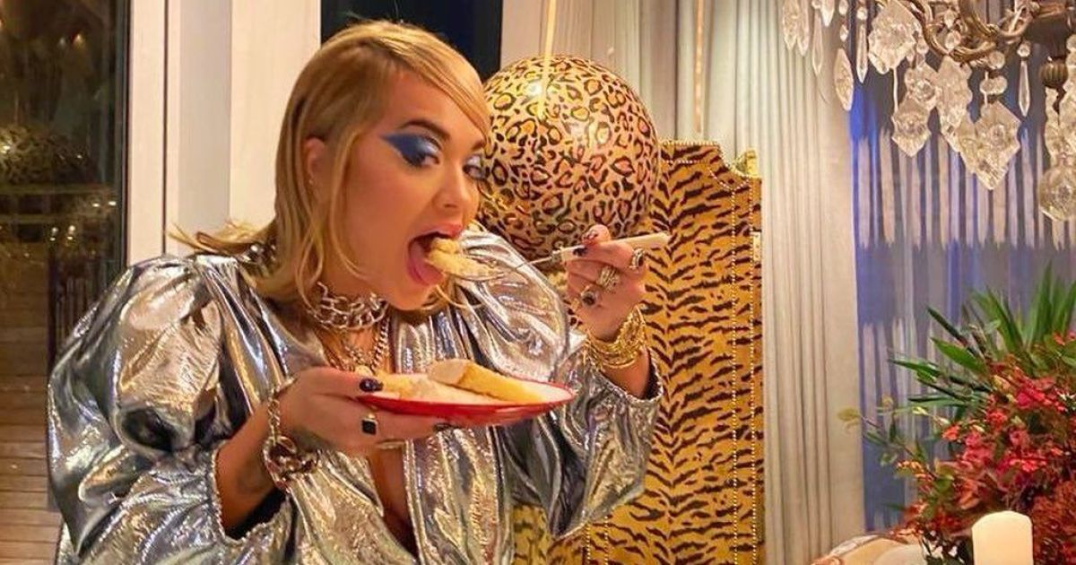 У латексних штанях і незвичайній блузі: Ріта Ора відсвяткувала день народження в екстравагантному образі