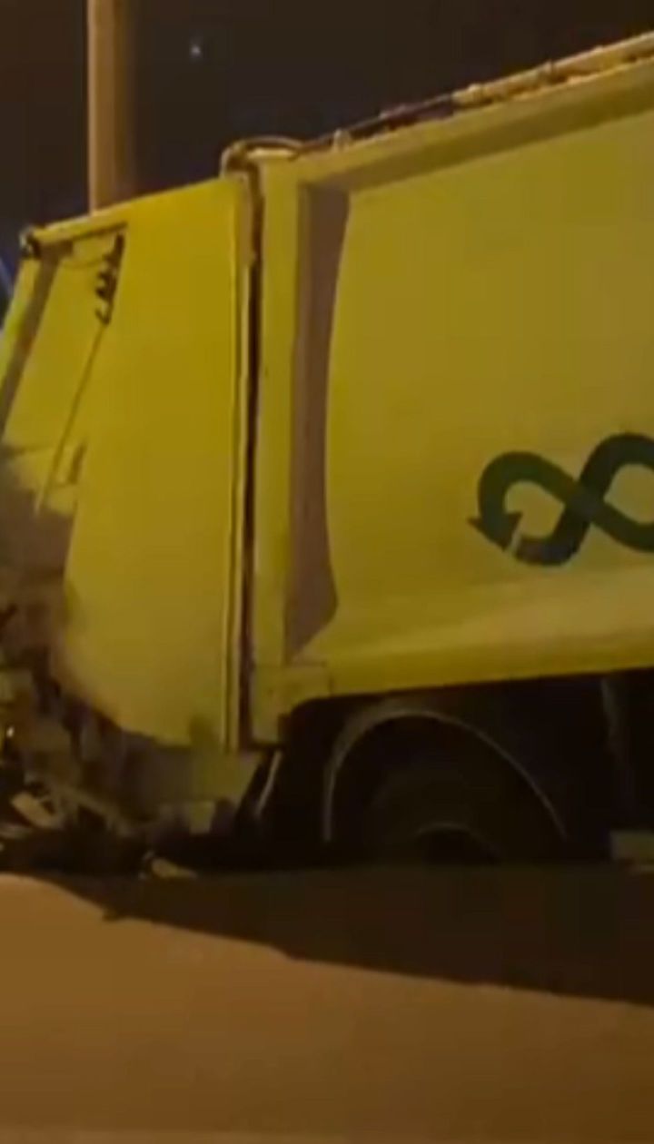 У Києві під асфальт провалився сміттєвоз