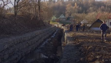 В селе на Прикарпатье построили новое берегоукрепление: почему селяне возмущены