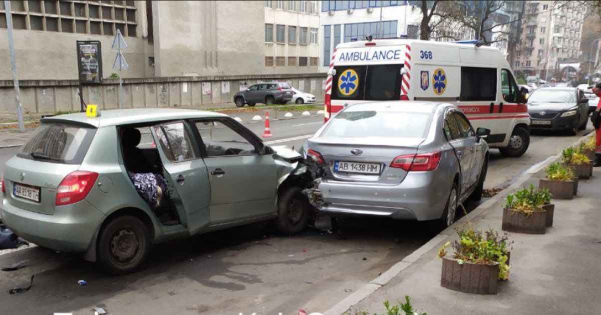 У Києві таксист заснув за кермом та скоїв ДТП: загинула пасажирка