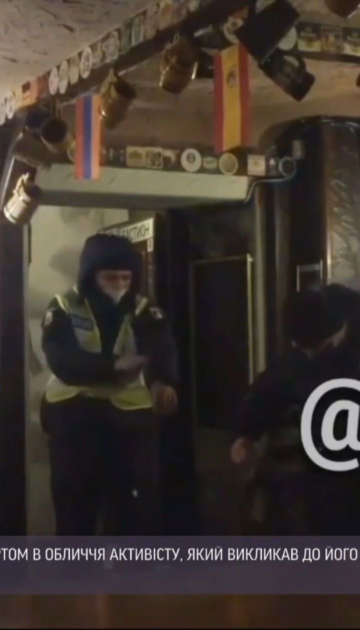 У Запоріжжі власник кафе заліпив тортом в обличчя активісту, який викликав патрульних до закладу