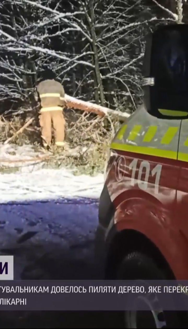 У Рівненській області вагітна жінка змогла дістатися пологового завдяки рятувальникам