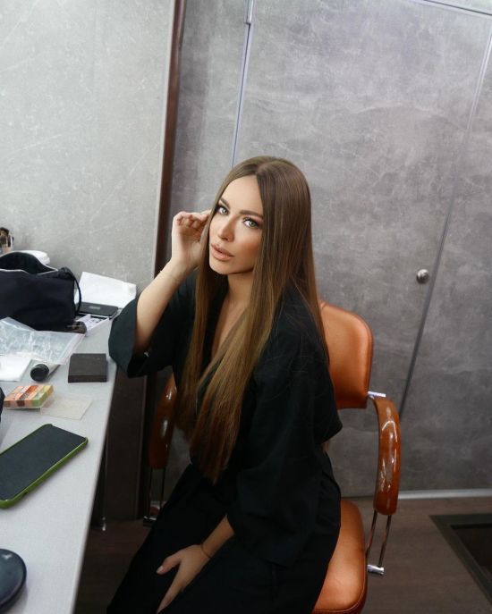 Ані Лорак в обтислій шкіряній сукні розбурхала уяву фанів танцем