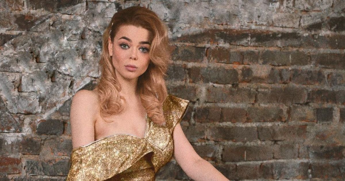Аліна Гросу у вишуканій сукні з відкритою спиною прикрасила ялинку